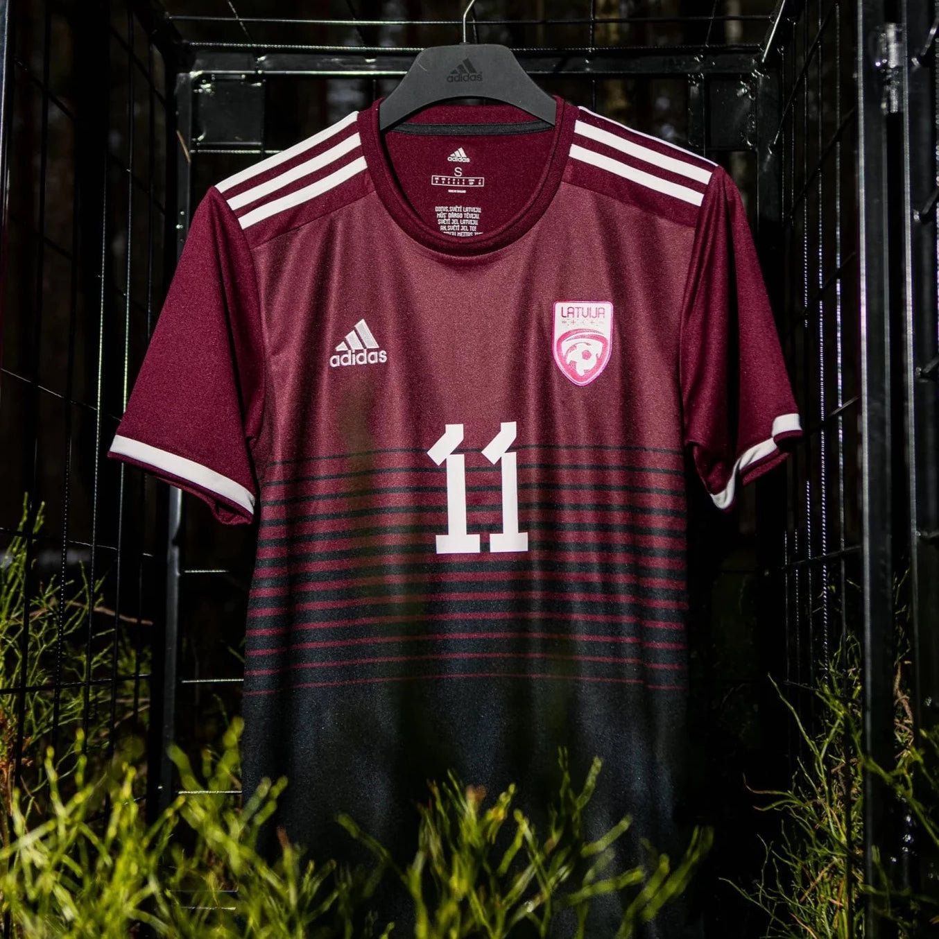 1+1: Latvijas Futbola Izlases oficiālo kreklu komplekts AR APDRUKU